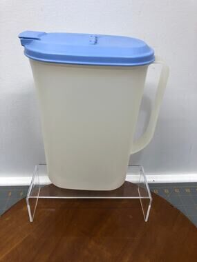 Tupperware Slim Line 2 Quart Refrigerator Pitcher 2009C-2 Blue Flip Lid 2010B-4